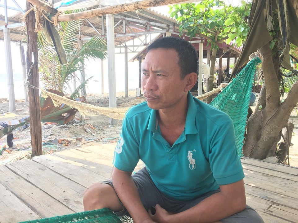 Xâm thực nghiêm trọng đe dọa xóa sổ làng biển - 2 Anh Đồng Thanh Thuyết, thôn Đông Cảng, xã Cảnh Dương bày tỏ mong muốn ở đây sẽ sớm có một tuyến đê, hoặc kè chắn sóng để người dân yên tâm sinh sống
