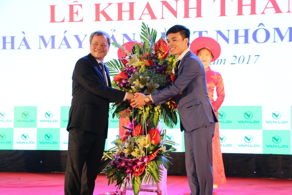 Công ty Nhôm Vạn Lợi Khánh thành Nhà máy mới tại Bắc Ninh - 2
Ông Nguyễn Tử Quỳnh chủ tịch tỉnh Bắc Ninh bắt tay chúc mừng ông Mẫn Văn Khắc, giám đốc điều hành công ty.