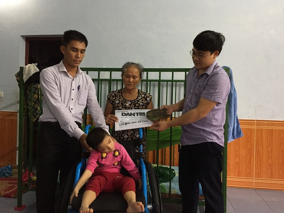 Cô bé bị bệnh tim, câm điếc bẩm sinh được bạn đọc giúp thêm 120 triệu đồng - 2 Phóng viên Dân trí cùng lãnh đạo xã Quảng Đông, huyện Quảng Trạch tiếp tục trao hơn 120 triệu đồng do bạn đọc ủng hộ đến với gia đình Thanh Trúc