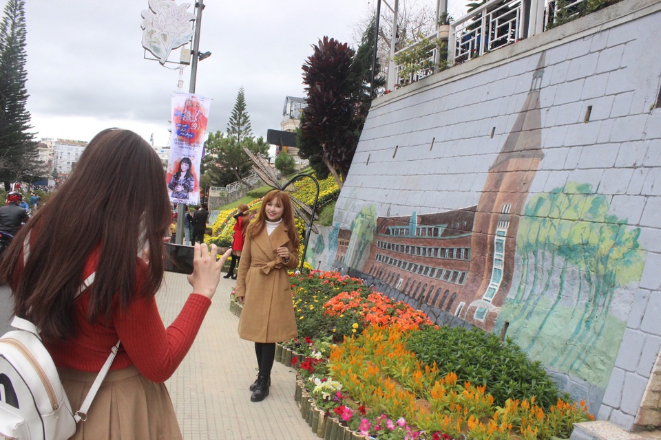 Những không gian hoa độc đáo chỉ có tại Lễ hội hoa Đà Lạt 2017 - 8 Du khách Selfie tại Suối hoa đường Lê Đại Hành