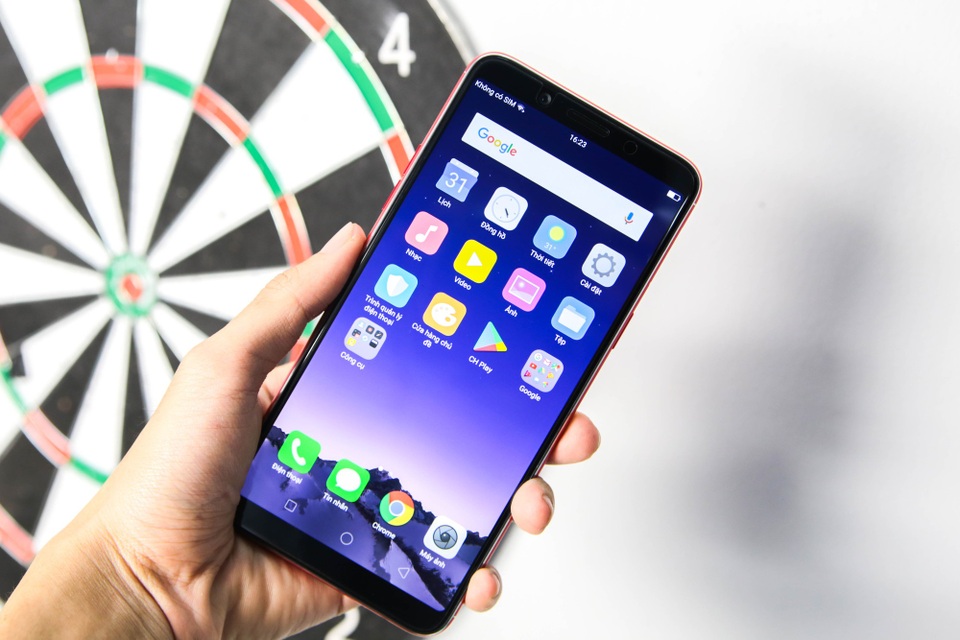 Máy khởi chạy hệ điều hành ColorOS 3.2 (Android 7.1) cùng viên pin dung lượng 3.200mAh và công nghệ Continuous Optimizing giúp quản lý các ứng dụng chạy nền.