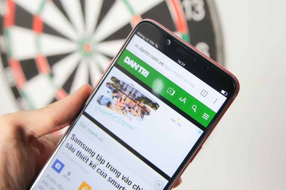 Phía trên là vị trí của camera selfie 20 MP với khẩu độ f/2.0 và tích hợp trí tuệ nhân tạo để cải thiện các bức ảnh chụp selfie tự nhiên. F5 6GB RED vẫn trang bị khả năng mở khóa bằng khuôn mặt – Facial Unlock, công nghệ nhận diện khuôn mặt mới sẽ giúp nhận diện khuôn mặt của người dùng và mở khóa thiết bị.