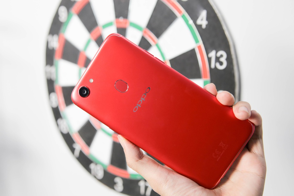 Về thiết kế, Oppo F5 phiên bản 6 GB vẫn tương đồng thiết kế như thế hệ F5 trước đó nhưng khác biệt là màu sắc đỏ được phủ toàn bộ vỏ máy. Màu sắc đỏ của máy khá rực rỡ và ít bám bẩn hơn phiên bản màu đen trước đó.