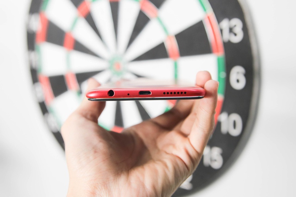 Cạnh dưới máy là nơi đặt của vị trí ngõ ra âm thanh 3.5mm, microphone, cổng sạc và loa ngoài.