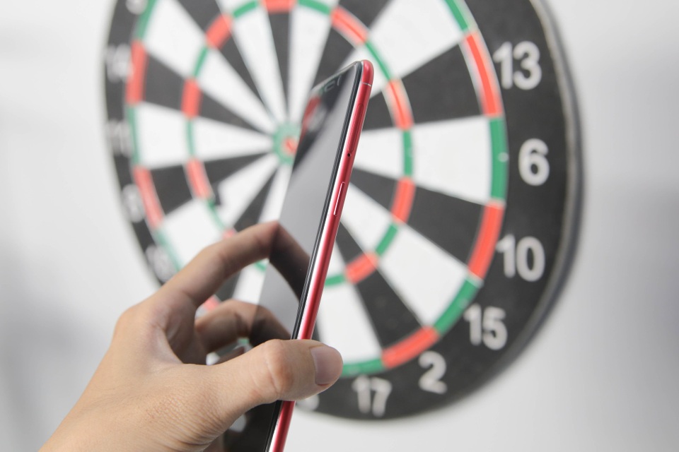 Cạnh phải là vị trí của nút nguồn, khe cắm thẻ SIM và thẻ nhớ. Oppo trang bị khe thẻ linh hoạt, có thể gắn được 2 SIM và 1 thẻ nhớ rời microSD.