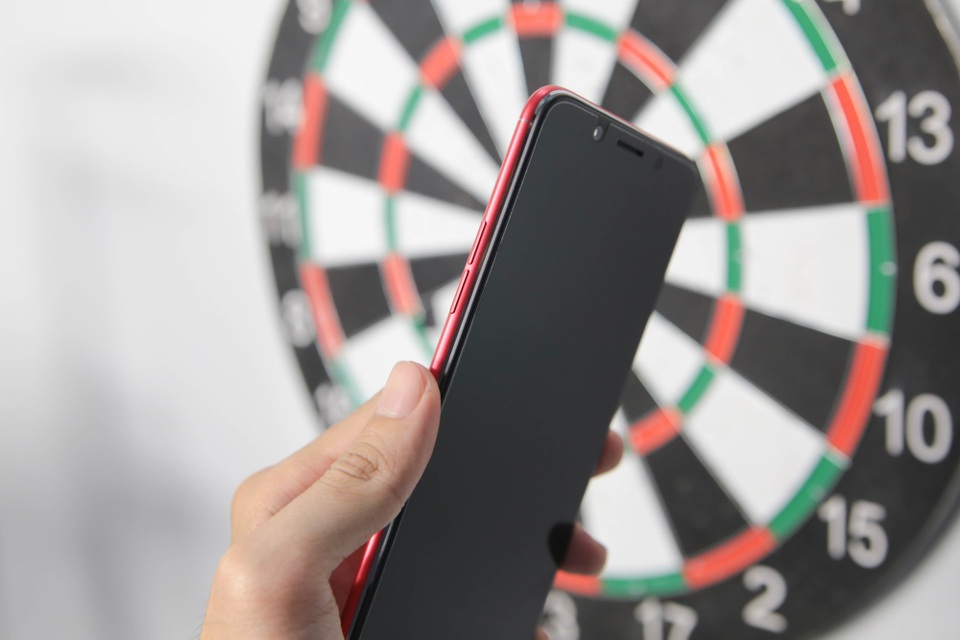 Cạnh trái là vị trí của nút bấm âm lượng được phủ màu đỏ cùng tông màu với nắp lưng.