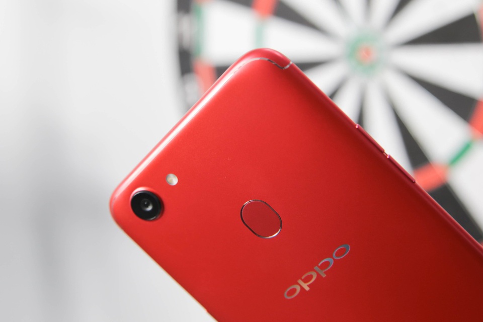 Phía trên, Oppo tích hợp camera chính 16MP với khẩu độ f/1.8, có tính năng chụp ảnh xóa phông và hỗ trợ cảm biến vân tay 1 chạm.
