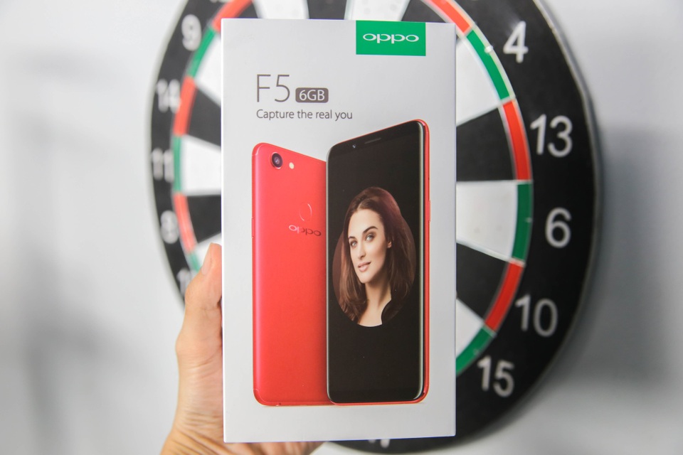 So với các mẫu F5 trước đó, điểm khác biệt nhiều nhất đó là màu sắc khi hãng phủ toàn bộ lớp vỏ ngoài màu đỏ tươi và trang bị cấu hình mạnh mẽ hơn với RAM 6 GB. Về thiết kế vỏ hộp, vẫn tương đồng với thế hệ F5 trước đó nhưng mặt trước vỏ hộp in màu sắc đỏ và mặt lưng sau thay đổi các thông số kỹ thuật.