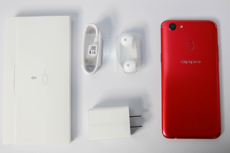 Bên trong, máy trang bị sạc, cáp microUSB, tai nghe và sách hướng dẫn sử dụng.