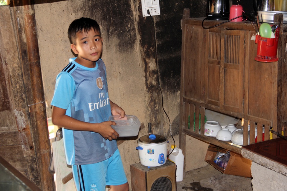 "Bố mất rồi, mẹ đừng bỏ con đi nữa mẹ ơi !" - 9 Em Ninh rất cần sự sẻ chia của các tấm lòng gần xa, để em có thêm kinh phí lo toan thuốc men cho mẹ và nuôi hi vọng tiếp tục được đến trường theo học.
