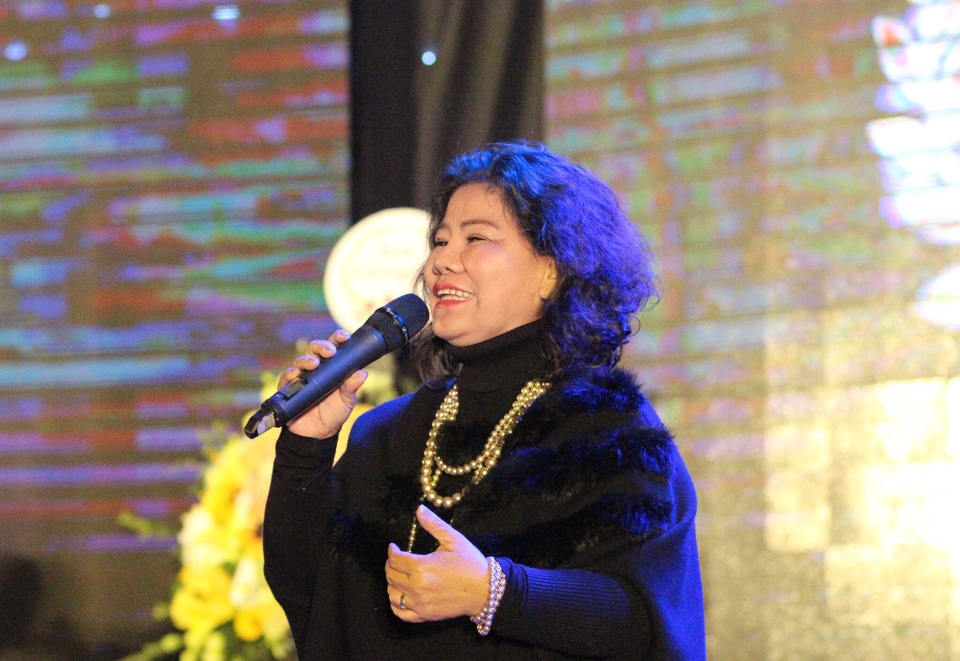 Chia sẻ xúc động của cô gái từng khốn khổ vì khiếm khuyết vùng môi - mũi - 6
Nhiều khách mời là những nghệ sĩ, những người nổi tiếng tới chia vui với Thẩm mỹ viện Hoàng Tuấn.