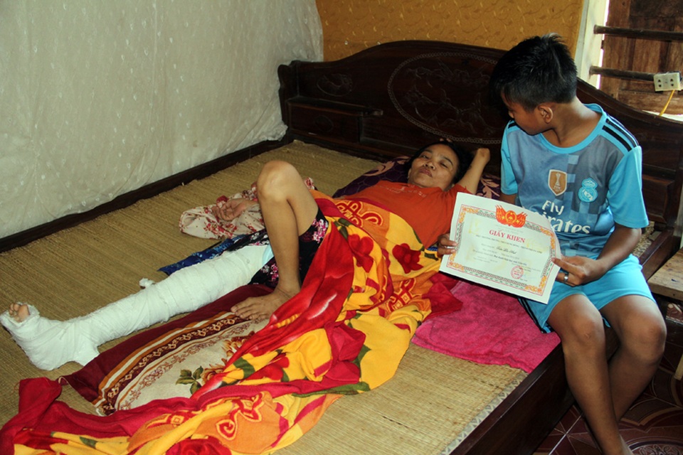 "Bố mất rồi, mẹ đừng bỏ con đi nữa mẹ ơi !" - 8 Nhứng tấm giấy khen, và sự ngoan hiền của cậu con trai út là niềm vui lớn lao của chị Luận trong những ngày chống chọi với căn bệnh nan y.