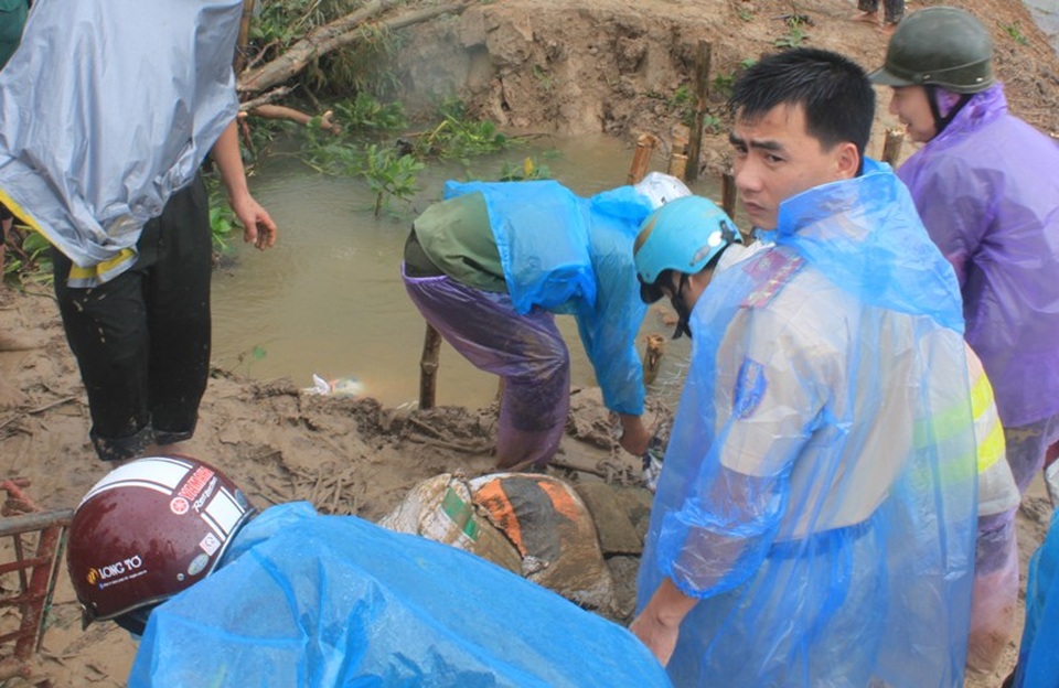 Vỡ đê, hàng trăm nhà dân chìm trong nước lũ - 3 Lực lượng chức năng và người dân tập trung khắc phục sự cố vỡ đê