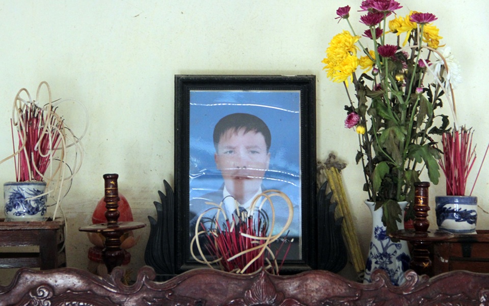 "Bố mất rồi, mẹ đừng bỏ con đi nữa mẹ ơi !" - 3 Anh Vượng, chồng chị Luận mất cách đây 6 năm vì chứng bệnh ung thư.