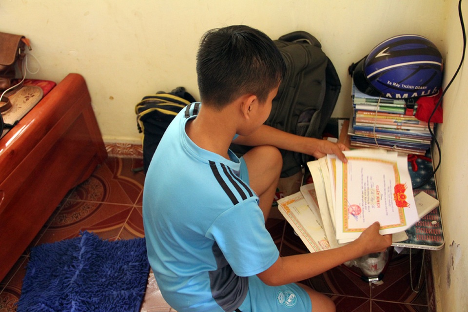 "Bố mất rồi, mẹ đừng bỏ con đi nữa mẹ ơi !" - 6 Ninh học rất giỏi, là học sinh ngoan của trường Trung học cơ sở Hưng Đồng, TP Hà Tĩnh. Trước đó mm nhiều năm liền là học sinh giỏi của trường tiểu học Thạch Hưng.