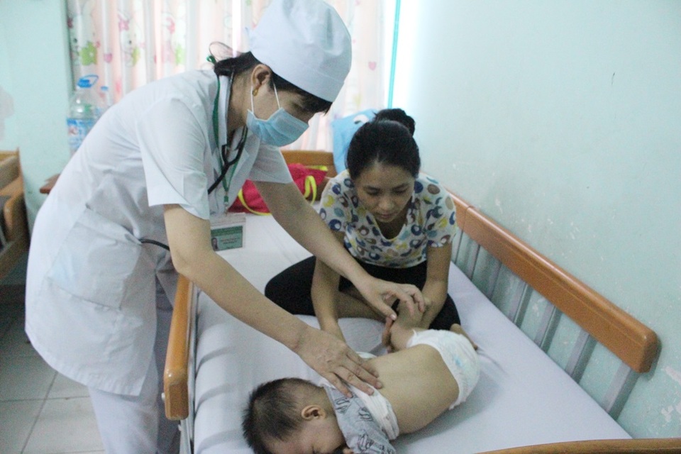 Ghi nhận hơn 900 ca tay chân miệng ở trẻ em - 1 Bệnh nhân tay chân miệng đang điều trị tại Bệnh viện bệnh nhiệt đới tỉnh Khánh Hòa, vào cuối tháng 9 năm nay