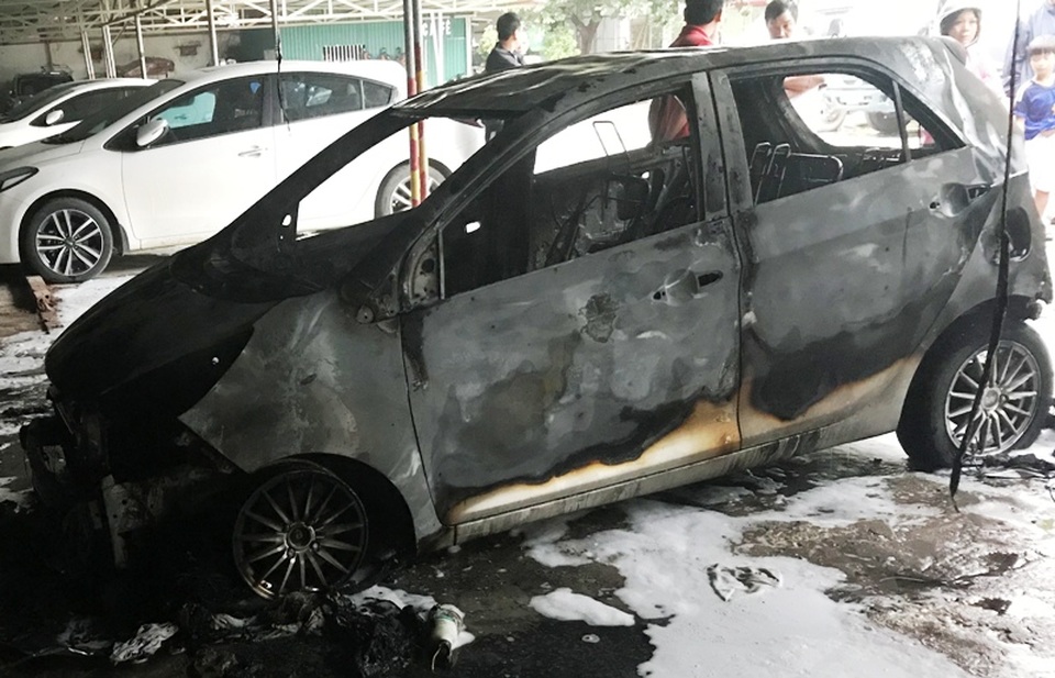 
Chiếc xe bị thiêu rụi hoàn toàn, nhiều chiếc xe khác trong bãi bị đe dọa.
