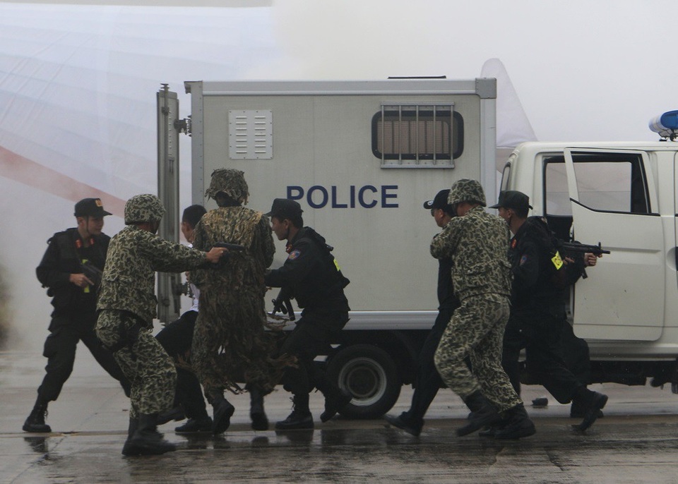 Nhóm khủng bố đã lần lượt bị cảnh sát bắt giữ, áp giải lên xe chuyên dụng