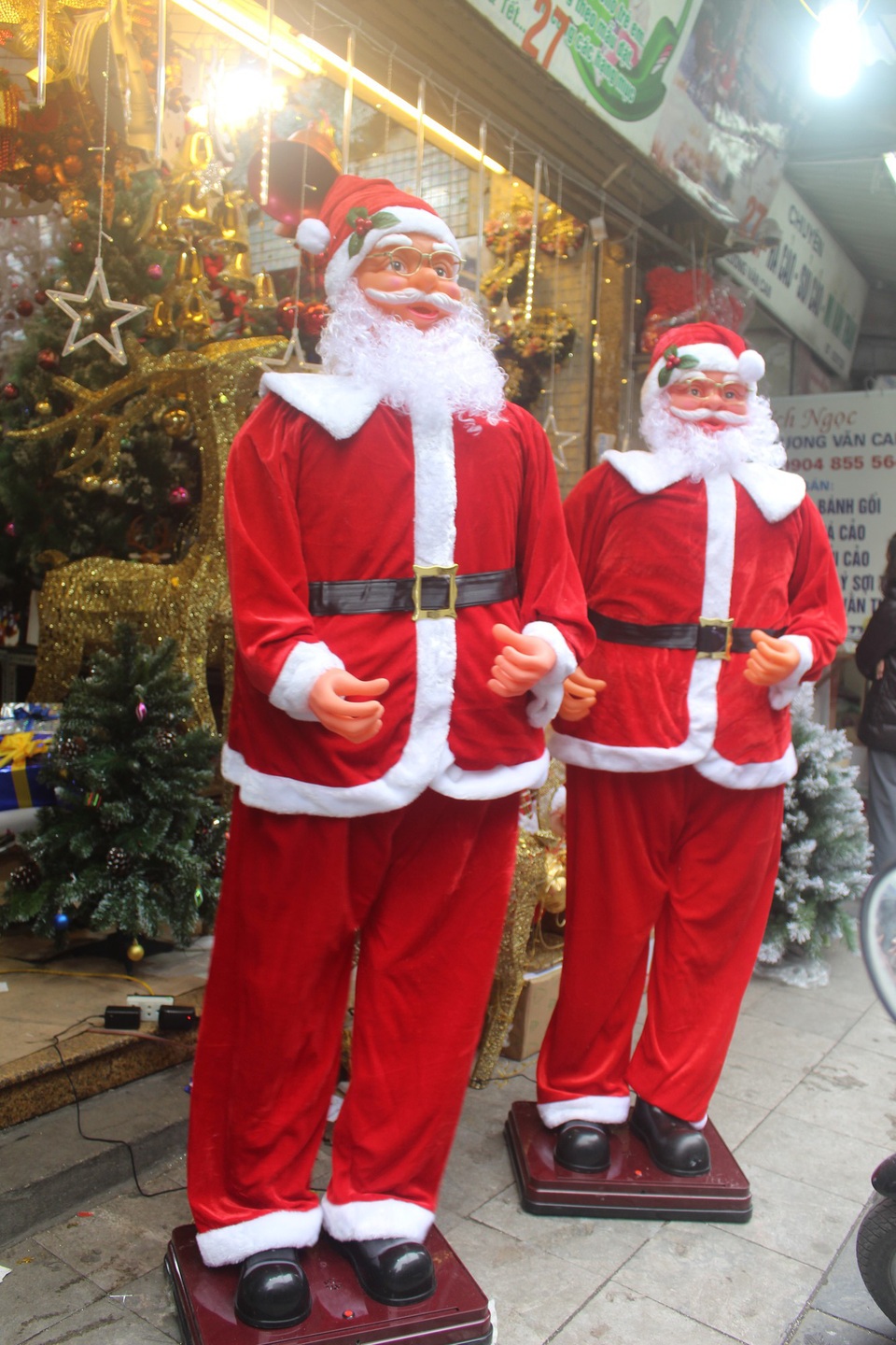 Ông già Noel lắc hông, thổi kèn giá tiền triệu, hàng trà chanh cũng mua về hút khách - 3 Ông già Noel lắc hông, thổi kèn cao 1,8m nhưng chỉ nặng khoảng 10kg vì được làm từ nhựa. (Ảnh: Hồng Vân)