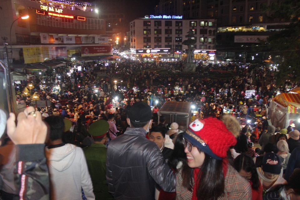 Du khách chen chân tại chợ Đà Lạt đêm giao thừa - 2