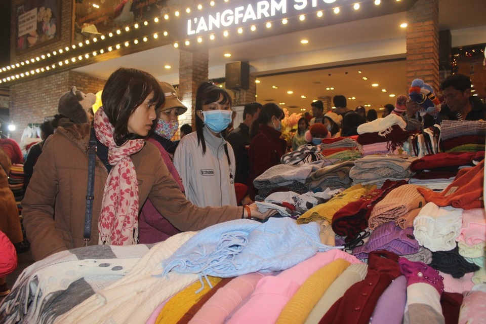 Du khách chen chân tại chợ Đà Lạt đêm giao thừa - 4