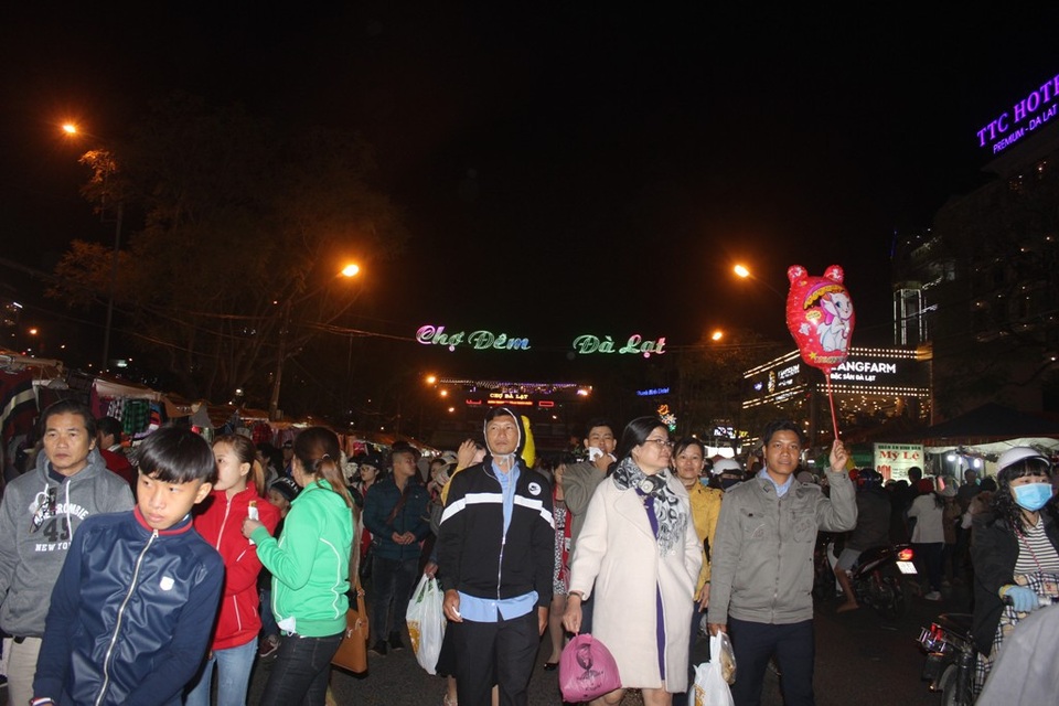Du khách chen chân tại chợ Đà Lạt đêm giao thừa - 1