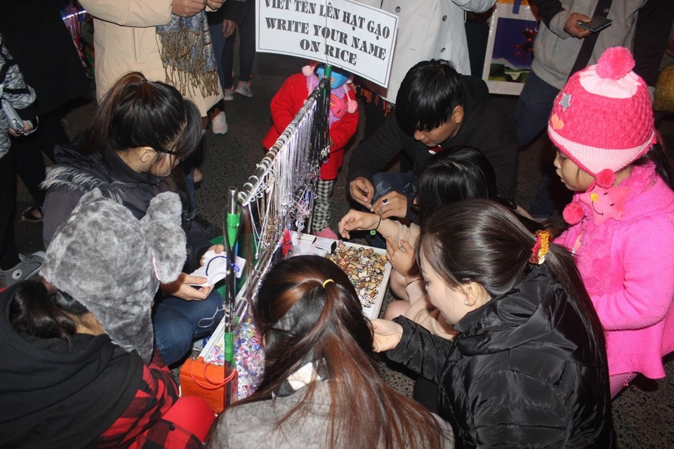 Gian hàng Viết tên lên hạt gạo thu hút các bạn trẻ