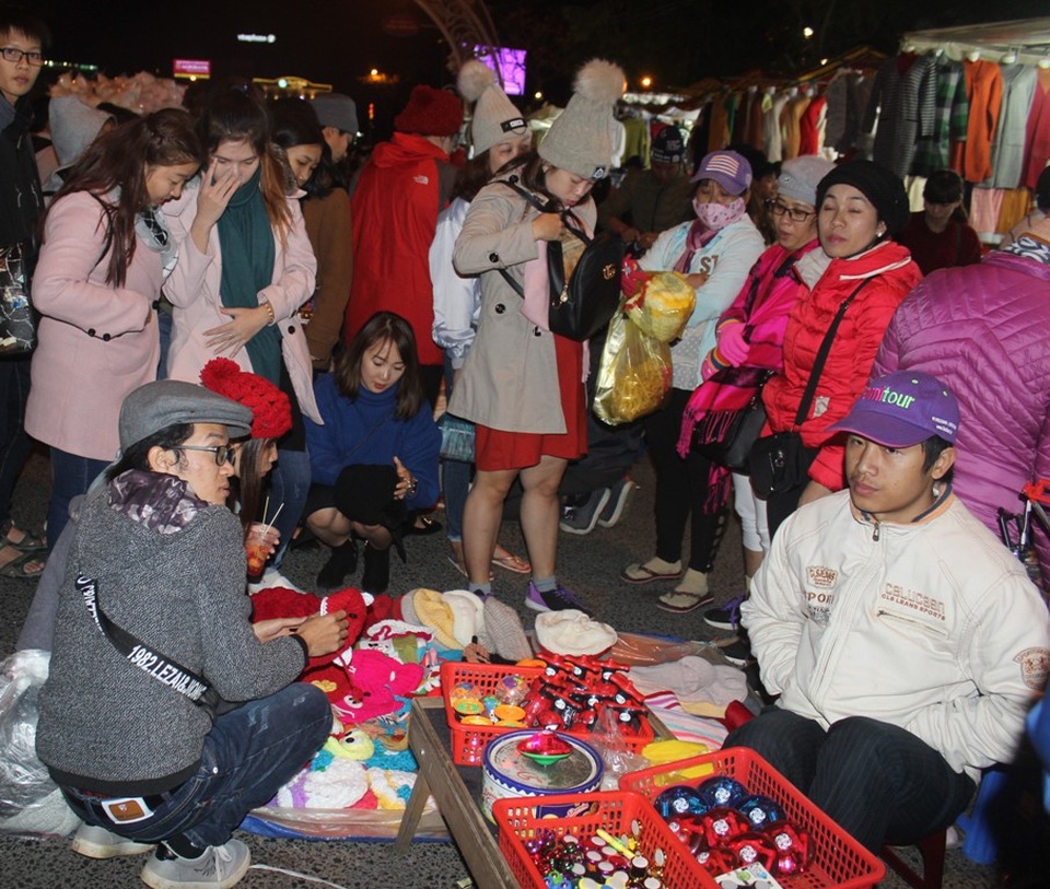 Tấp nập cảnh mua bán