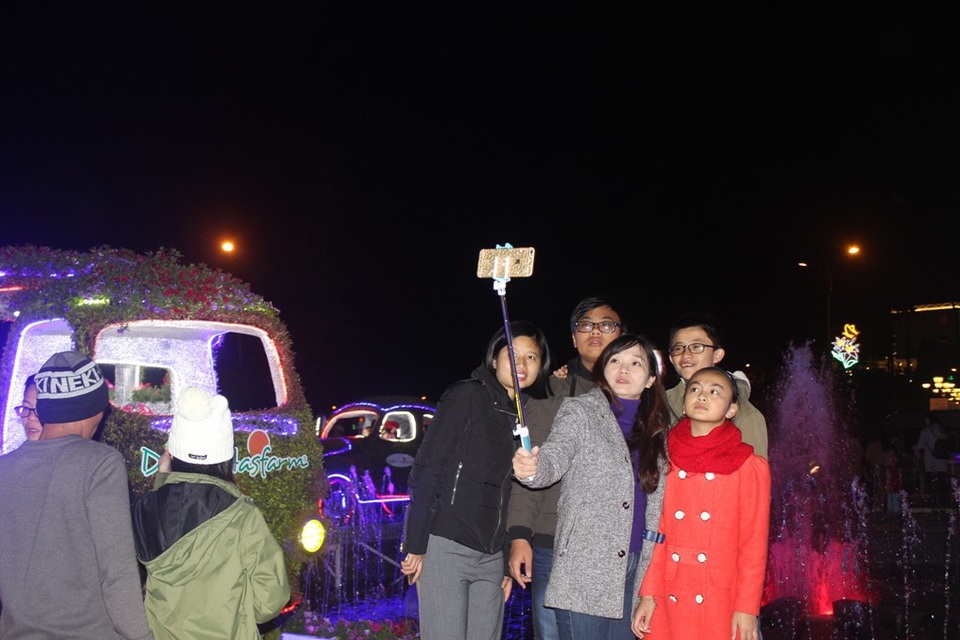 Du khách chen chân tại chợ Đà Lạt đêm giao thừa - 12
