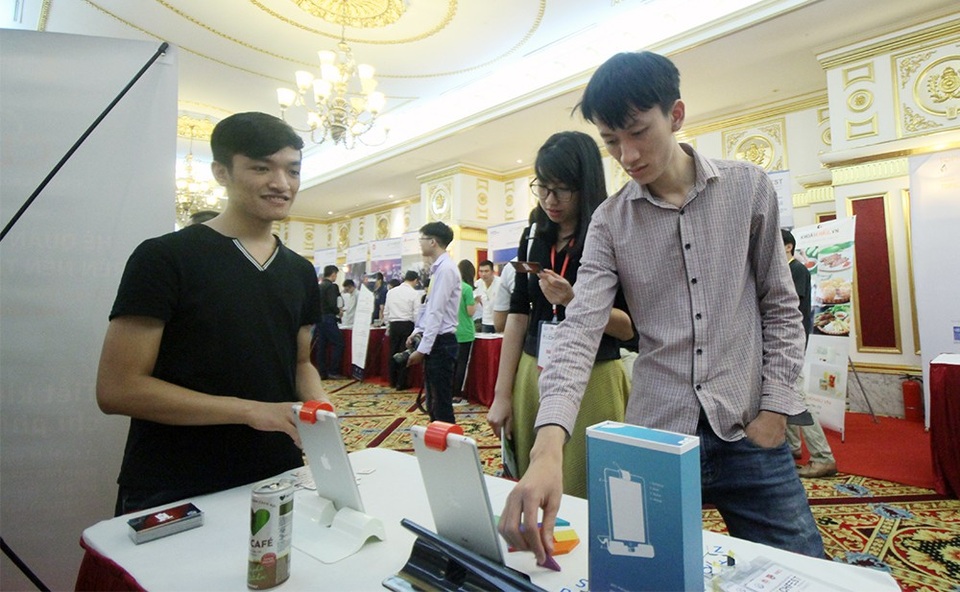 Cận cảnh những sản phẩm công nghệ độc đáo lần đầu có mặt tại TechFest 2017 - 9 Bên cạnh đó là các giải pháp công nghệ hỗ trợ cho giáo dục. Trong ảnh là OBEE, một giải pháp bao gồm các trò chơi để phát triển tư duy toàn diện thông qua vận động tay bao gồm: Các trò chơi phát triển tư duy Toán, tư duy ngôn ngữ, tư duy nghệ thuật... Các bé được thao tác với các đồ chơi vật lý và nó sẽ được tương tác với các trò chơi cài đặt trên Ipad.