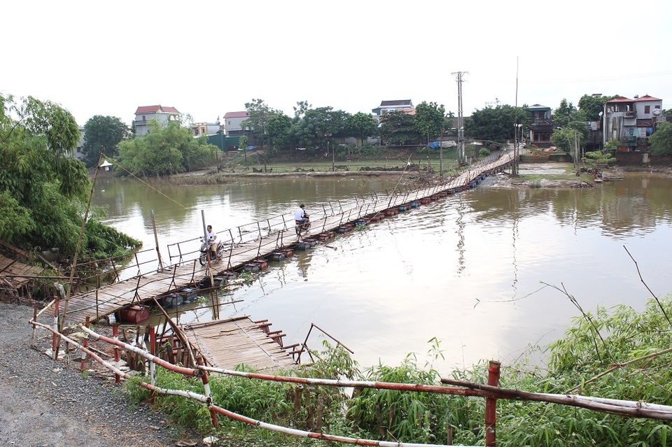 Cầu cũ bị đập, cầu mới chưa xây, dân chòng chành qua cầu phao - 1 Cầu cũ bị đập, cầu mới chưa xây, dân chòng chành qua cầu phao - 1