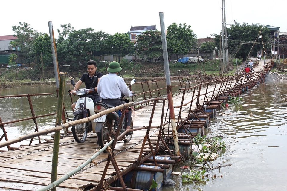 Cầu cũ bị đập, cầu mới chưa xây, dân chòng chành qua cầu phao - 3 Cầu cũ bị đập, cầu mới chưa xây, dân chòng chành qua cầu phao - 3