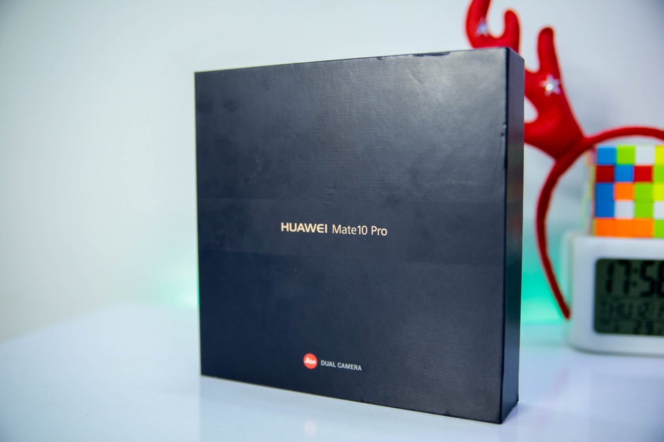 Vỏ hộp của máy mang những đặc trưng của Huawei, vẫn là màu đen được in các dòng chữ đơn giản và khá sang trọng.