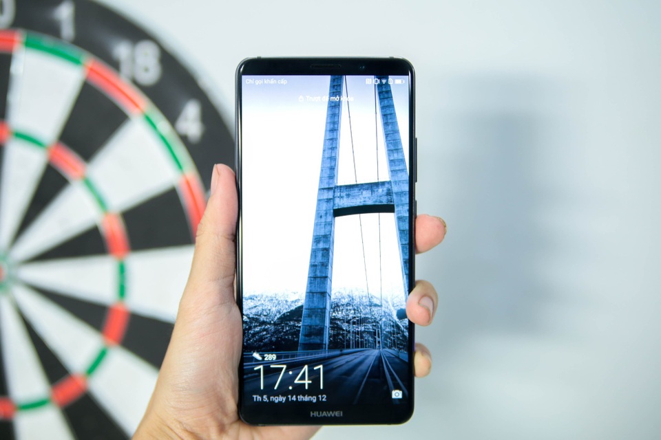 Đồng thời, Mate 10 Pro cũng là chiếc điện thoại thông minh nhanh nhất thế giới hỗ trợ kết nối LTE và tốc độ tải xuống siêu nhanh. Thiết bị đi kèm với hỗ trợ SIM kép 4G đầu tiên trên thế giới và các kết nối VoLTE kép.