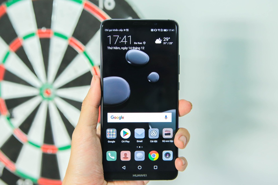 Ở mặt trước, máy trang bị màn hình 6 inch sử dụng công nghệ màn hình OLED 18:9. Đây được xem là thiết bị thứ 2 trên thế giới sử dụng công nghệ OLED trên smartphone thương mại.