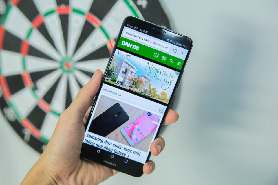 Bên trong, điểm nhấn của Mate 10 pro đó là bộ xử lý NPU chuyên dụng, kết hợp với nền tảng điện toán di động HiAI, giúp cho Kirin 970 mang đến hiệu suất mạnh hơn 25 lần và hiệu quả tiêu thụ năng lượng cao hơn 50 lần cho các tác vụ liên quan đến IA, so với bộ vi xử lý 4-nhân Cortex-A73.