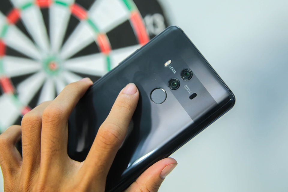 Phía trên mặt lưng gây ấn tượng với hệ thống camera kép với sự kết hợp cùng Leica và đi cùng cảm biến vân tay phía dưới.