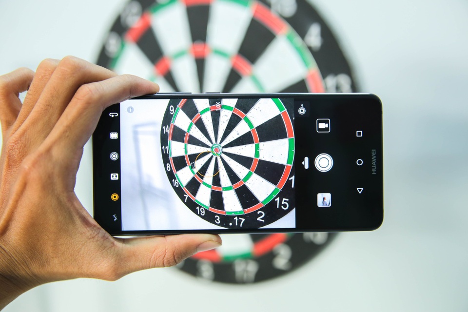 Camera kết hợp các cảm biến màu RGB12 MP và cảm biến đơn sắc 20 MP cùng tính năng ổn định hình ảnh quang học (OIS). Đi cùng đó, ống kính kép này có khẩu độ lớn nhất thế giới là f/1.6 cho phép tạo ra các hiệu ứng Bokeh và zoom kỹ thuật số được AI hỗ trợ.