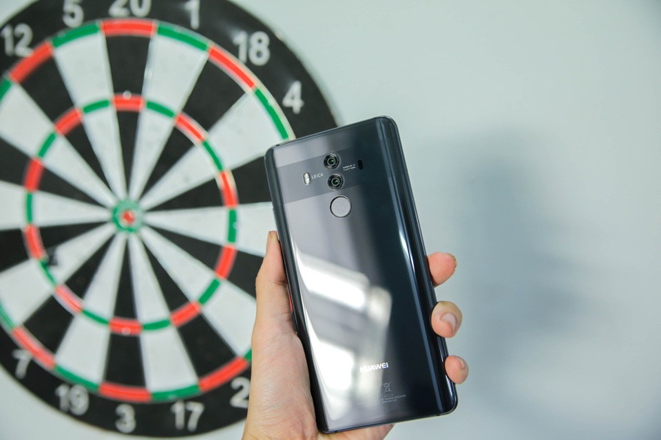 Mate 10 Pro 1 sở hữu lối thiết kế nguyên khối với mặt lưng bằng kính 3D bao phủ gần sát viền màn hình.