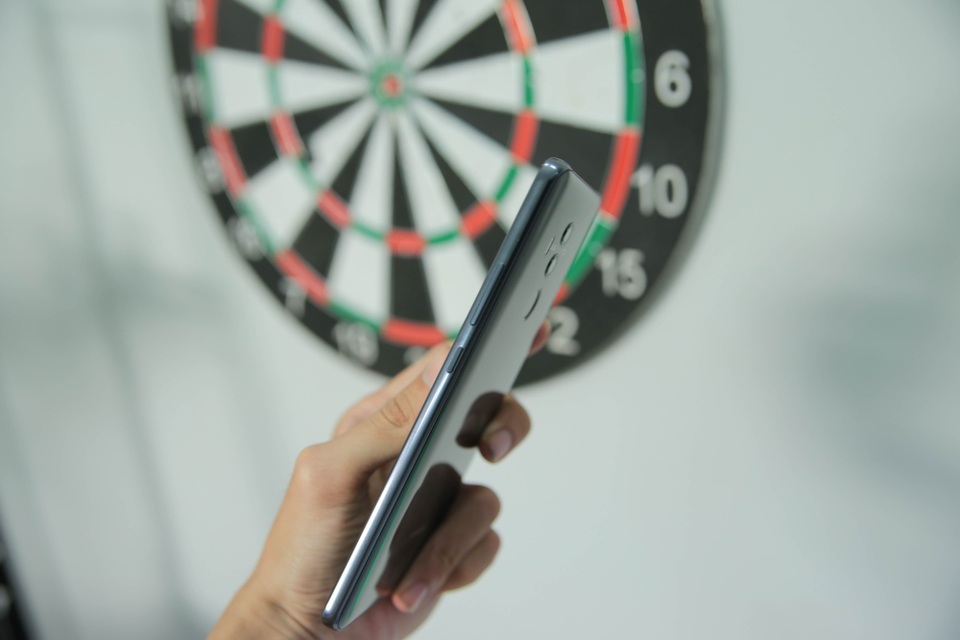 Ngoài ra, máy tích hợp viên pin có mật độ dung lượng cao 4.000 mAh với hệ thống quản lý pin thông minh để tối ưu hóa tuổi thọ pin. Máy cũng hỗ trợ công nghệ sạc nhanh và là thiết bị tích hợp công nghệ sạc nhanh đầu tiên trên thế giới nhận được chứng nhận sạc nhanh an toàn TÜV Fast-Charge Safety Certification.