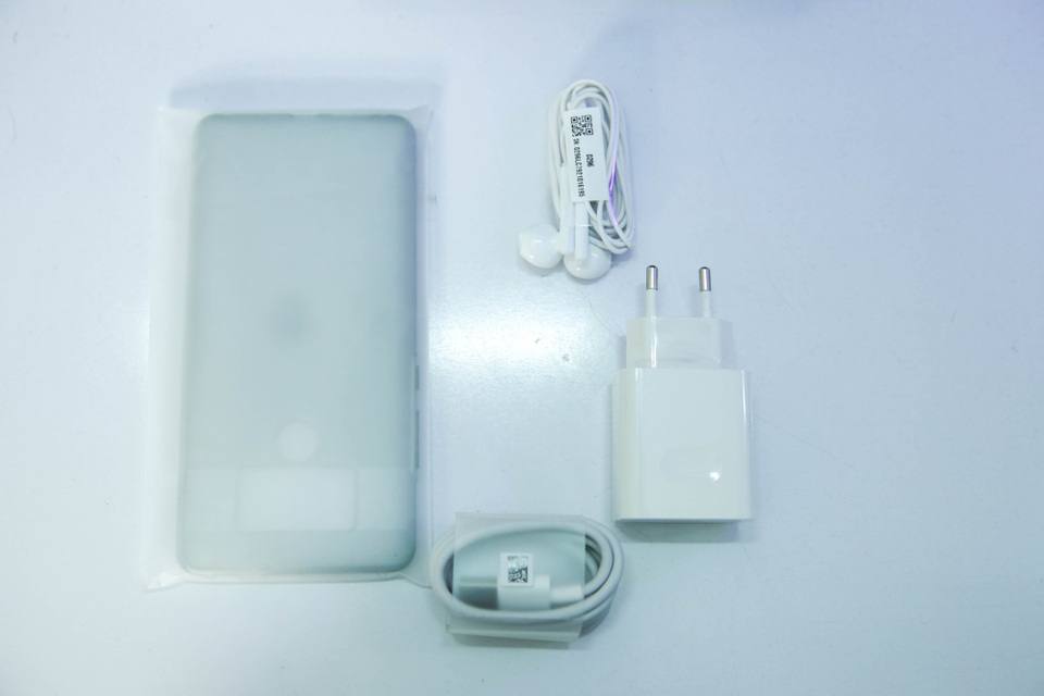 Bên trong hộp là phụ kiện gồm sạc, cáp USB Type-C, tai nghe và ốp lưng