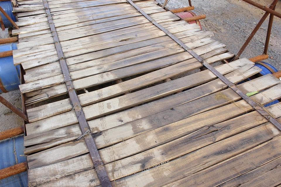 Cầu cũ bị đập, cầu mới chưa xây, dân chòng chành qua cầu phao - 4 Cầu cũ bị đập, cầu mới chưa xây, dân chòng chành qua cầu phao - 4