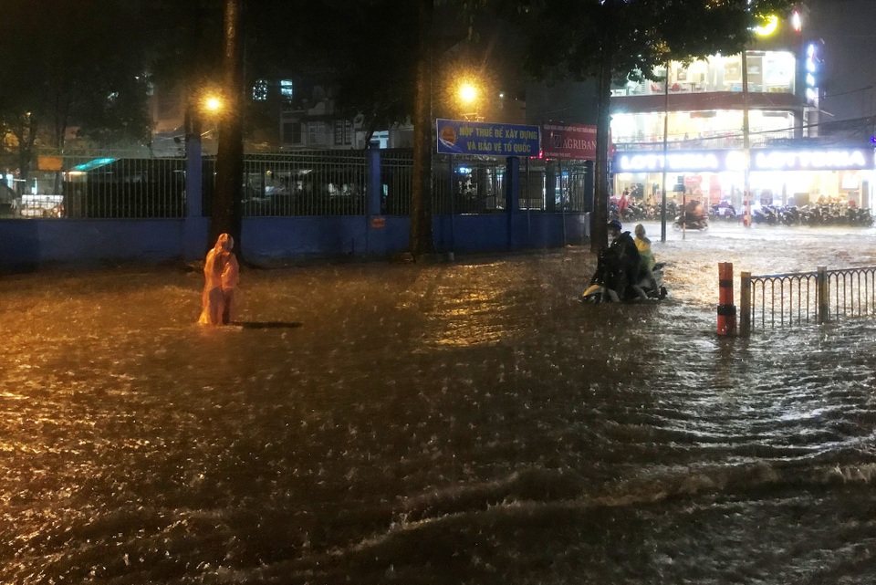 Hồ điều tiết chống ngập lại “thất thủ” trong cơn mưa lớn - 8 Tuy nhiên, hồ điều tiết thông minh này lại liên tục thất thủ.