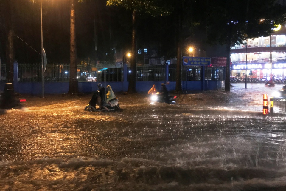 Hồ điều tiết chống ngập lại “thất thủ” trong cơn mưa lớn - 7 Người dân vô cùng bất ngờ khi biết rằng tại khu vực trước Nhà Thiếu nhi Thủ Đức đã được lắp đặt hệ thống hồ điều tiết chống ngập thông minh...