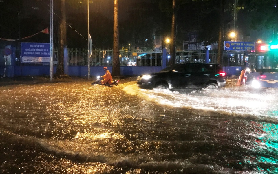 Hồ điều tiết chống ngập lại “thất thủ” trong cơn mưa lớn - 2 Đường Võ Văn Ngân, đoạn có hệ thống hồ điều tiết chống ngập thông minh, bị ngập rất nặng.