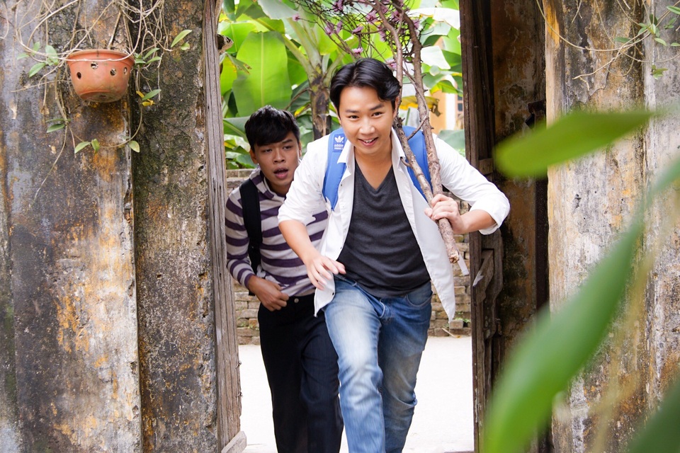 NSND Hồng Vân vào vai bà trùm mê “phi công trẻ” trong hài Tết - 2 Những cảnh quay đầu tiên của cặp đôi Minh tít, Trung ruồi.