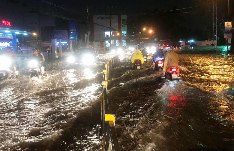 Hồ điều tiết chống ngập lại “thất thủ” trong cơn mưa lớn - 6 Hồ điều tiết chống ngập lại “thất thủ” trong cơn mưa lớn - 6