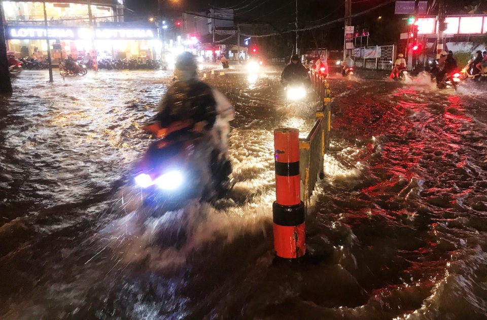 Hồ điều tiết chống ngập lại “thất thủ” trong cơn mưa lớn - 1 Nhiều tuyến đường mênh mông nước trong cơn mưa tối 18/11.