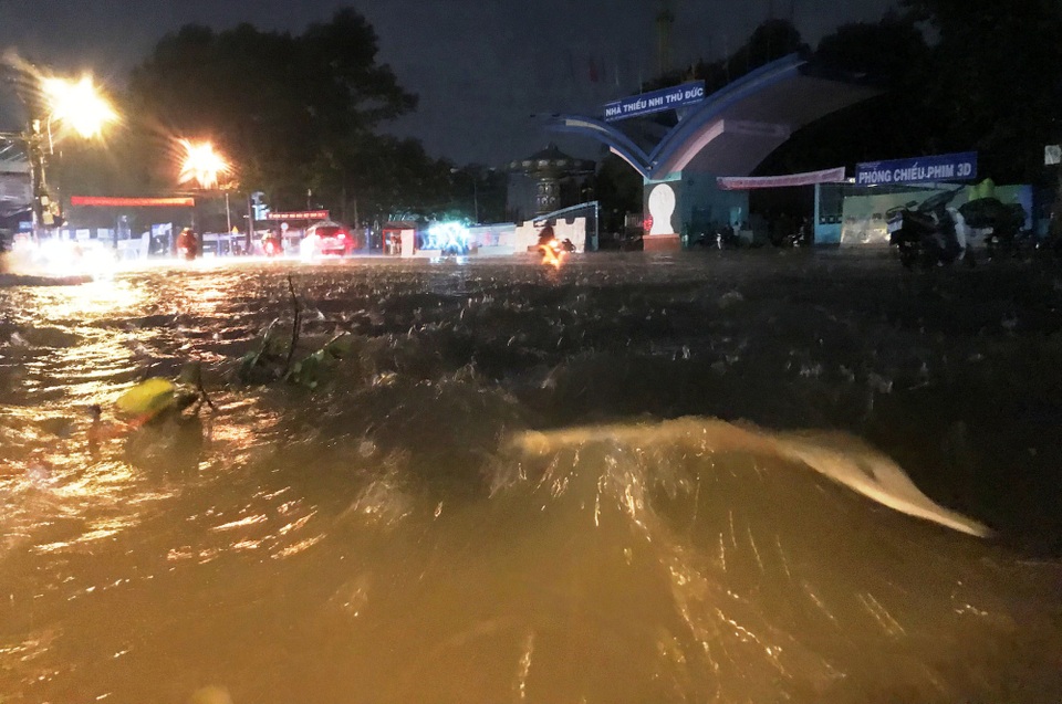 Hồ điều tiết chống ngập lại “thất thủ” trong cơn mưa lớn - 3 Nước ngập sâu ngay khu vực trước Nhà Thiếu nhi Thủ Đức trong cơn mưa lớn tối 18/11