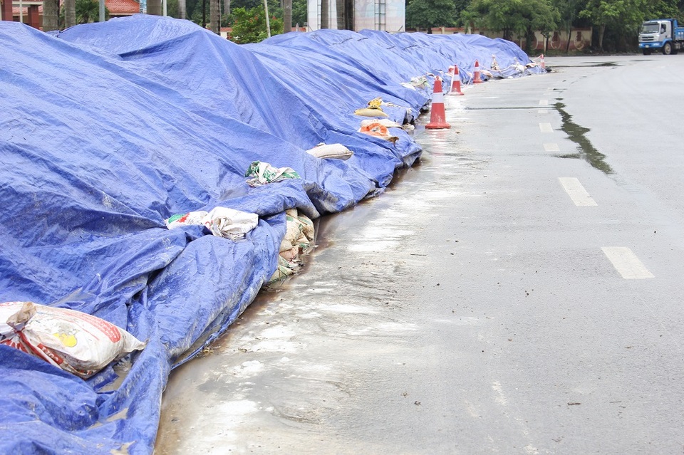 Hà Nội: Những "núi" rác chềnh ềnh giữa trung tâm thị xã - 6 Hà Nội: Những "núi" rác chềnh ềnh giữa trung tâm thị xã - 6